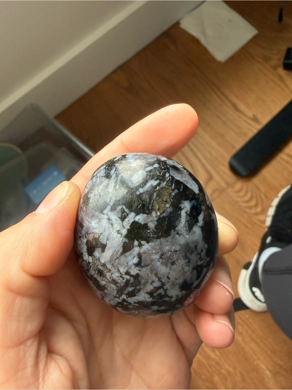 Stunning flashy indigo gabbro polished palm stone - Picture 5 of 5
